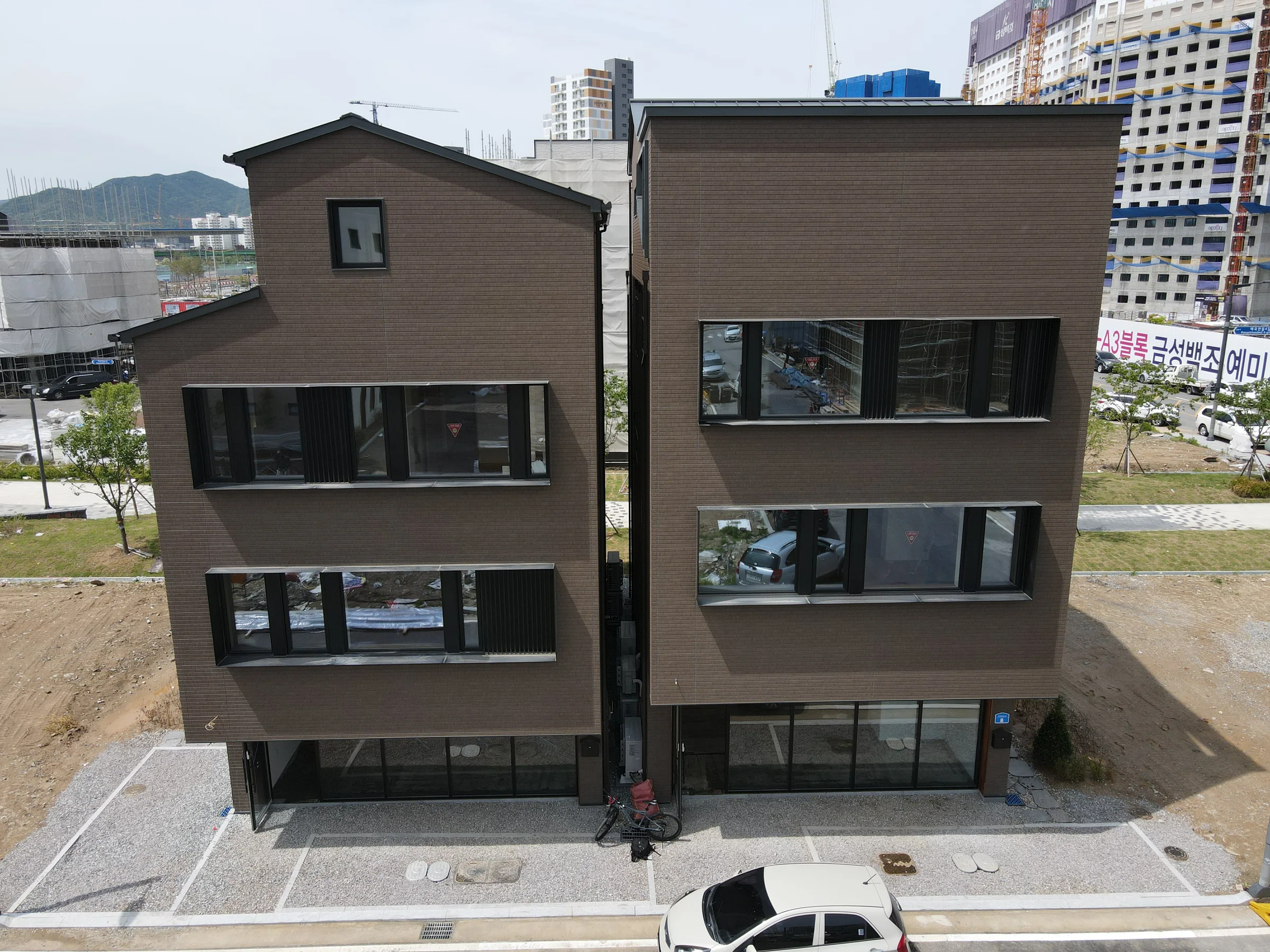 알마30,31호(탕정매곡한들3길8) · 나란히 선 두 주택의 외관