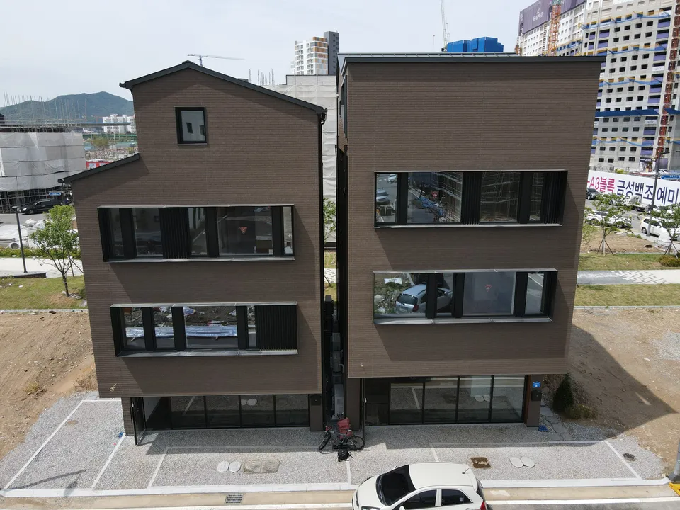 알마30,31호(탕정매곡한들3길8) · 나란히 선 두 주택의 외관