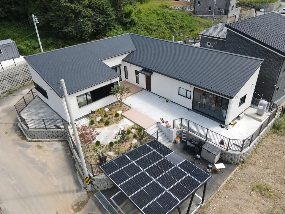 알마40호(갈산리10-4) · 지붕과 외벽, 마당의 관계를 위에서 본 전경